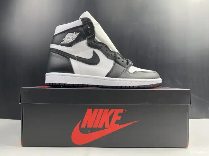 HYPE Jordan 555088-010 Black (2014) Retro 1 Air White 0524